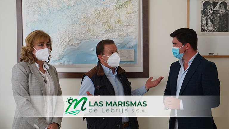 Enrique Moreno, diputado de Ciudadanos, junto al presidente de Las Marismas de Lebrija SCA, Juan Sánchez Vargas, en su visita a la cooperativa.