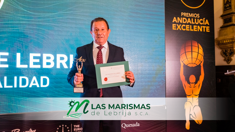 Juan Sanchez presidente cooperativa Las Marismas de Lebrija con el Premio Andalucía Excelente 2021 Producto de Calidad