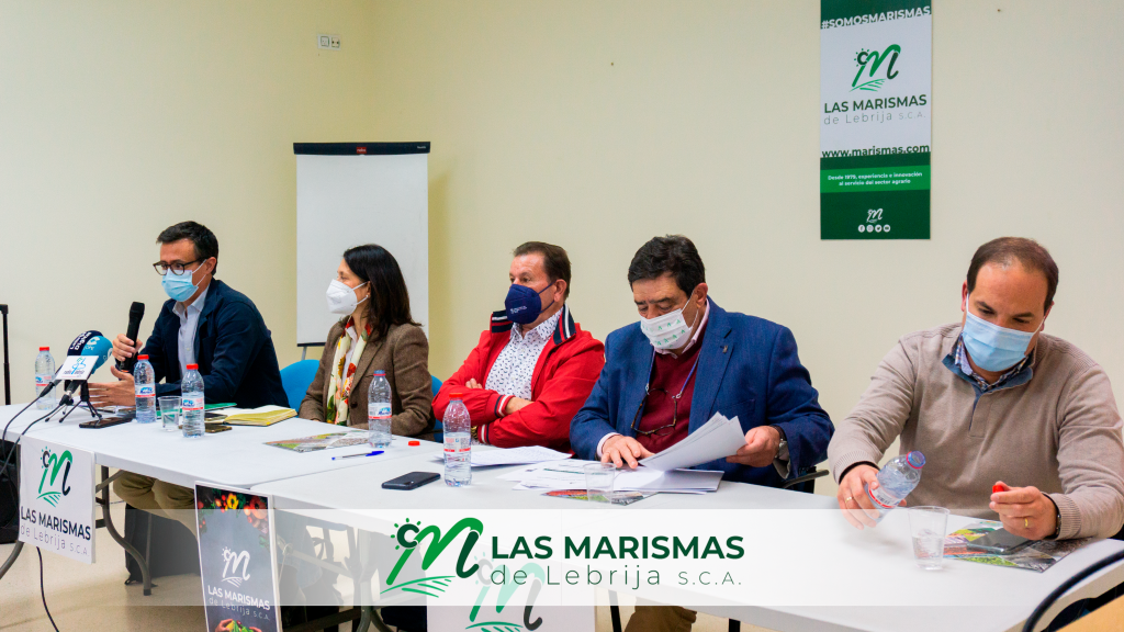 Miembros de la Consejería de Agricultura y el presidente de Las Marismas de Lebrija Juan Sánchez informando sobre la nueva PAC en el Bajo Guadalquivir.